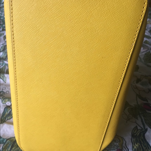 Beautiful every day tote pre own like new - Picture 3 of 5